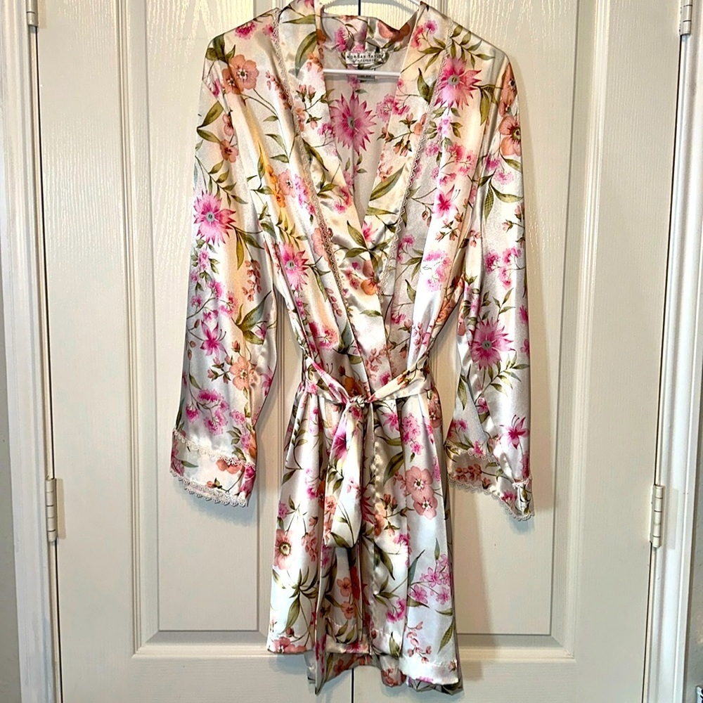 Morgan Taylor Intimates Satin Robe Long sleeves Floral size Large